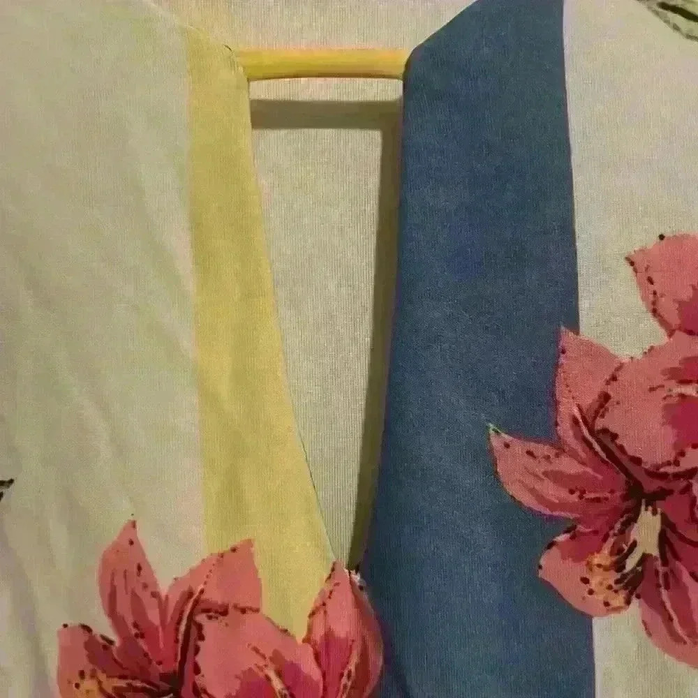 Melissa Paige size M Floral Blouse Shirt with Flowy Sleeves, key hole in front - Picture 5 of 8